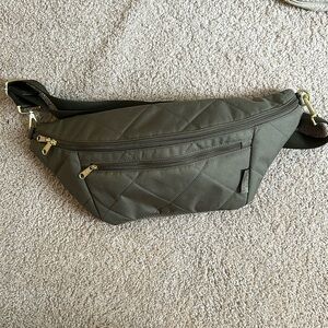 Canvelle oversized Fanny in quilted olive new without tags